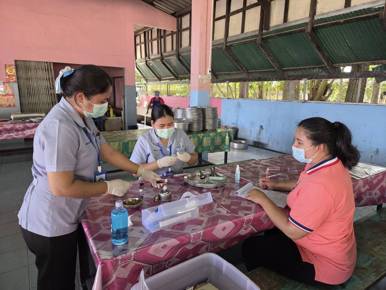 กองสาธารณสุขและสิ่งแวดล้อมออกพื้นที่ตรวจโรงอาหารในสถานศึกษา ตลาดนัด ตลาดสดในเขตเทศบาล พร้อมทั้งสุ่มเก็บตัวอย่างอาหาร เพื่อตรวจหาสารปนเปื้อน ในอาหาร ตามการดำเนินงานโครงการวังไผ่อาหารปลอดภัย ประจำปีงบประมาณ พ.ศ. 2568