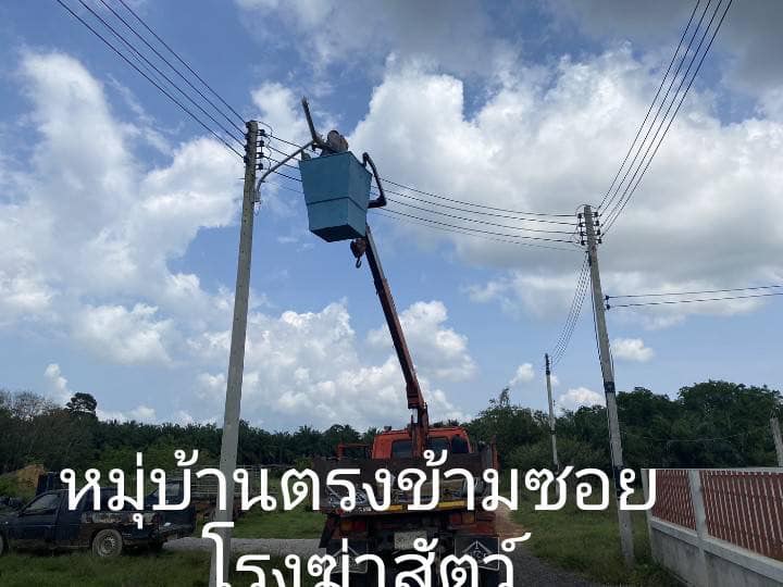 กองช่างลงพื้นที่เข้าซ่อมแซมไฟฟ้าส่องสว่างในเขตเทศบาลตำบลวังไผ่