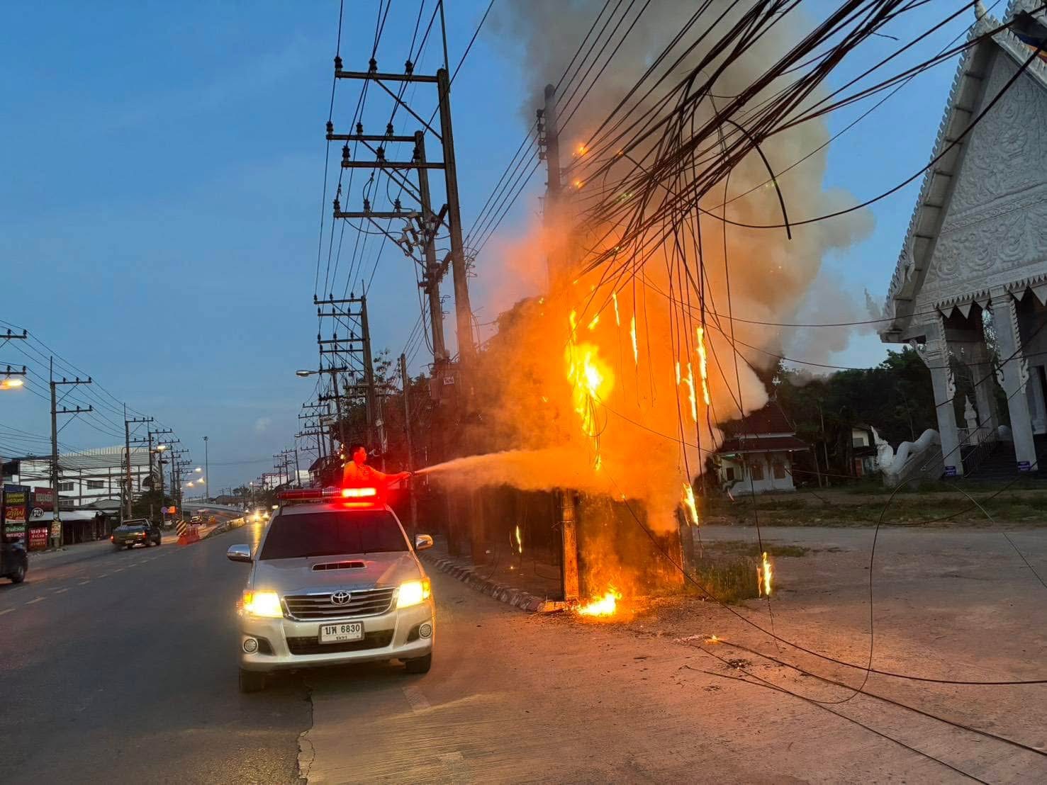งานป้องกันและบรรเทาสาธารณภัย เทศบาลคำบลวังไผ่ลงพื้นที่ระงับเหตุเพลิงไหม้บริเวณเสาไฟฟ้าแรงสูงหน้าวัดคอออม ✅ คลิ๊ก Link ด้านล่างเพื่อดูข้อมูล👇