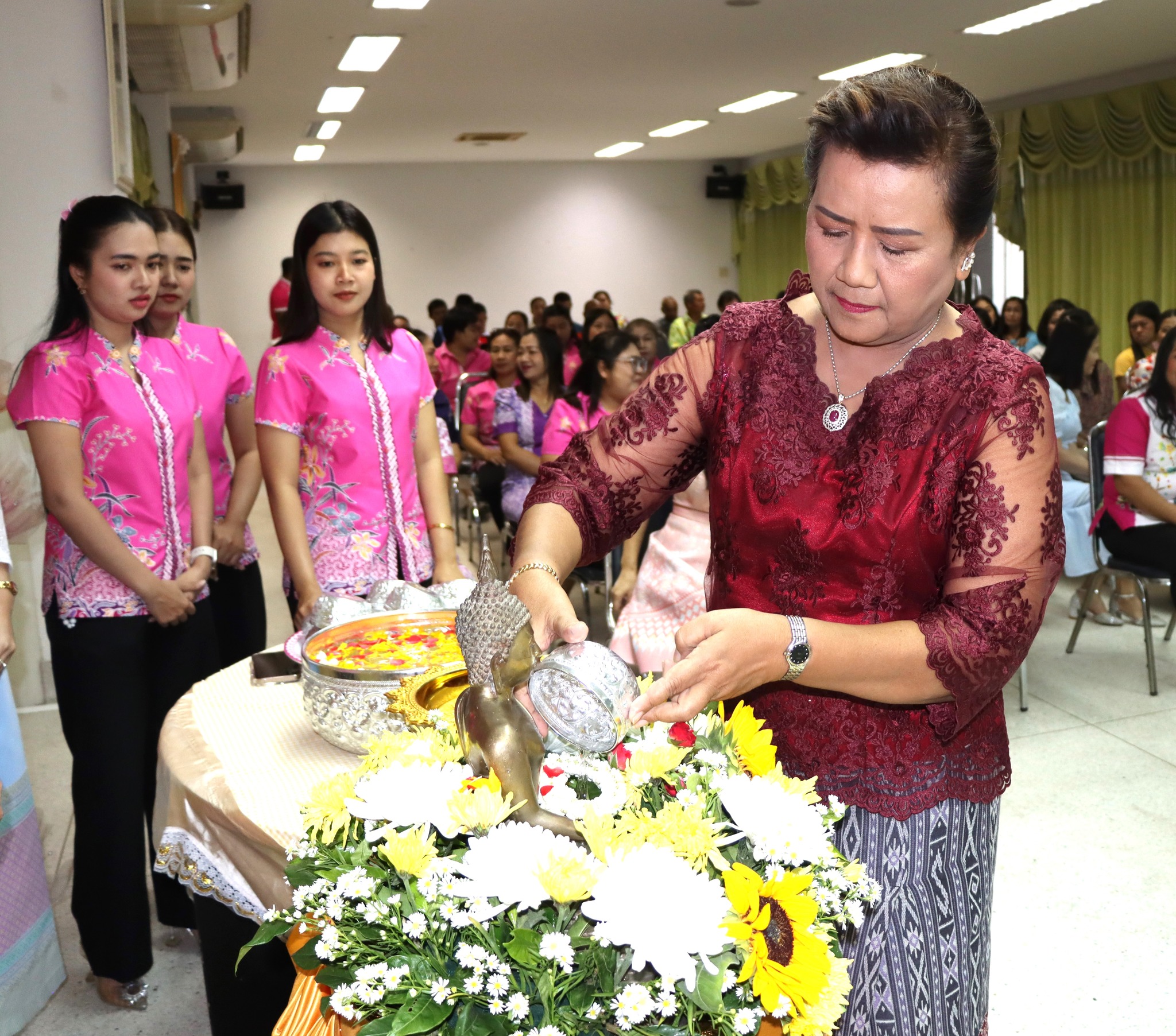 กิจกรรมสรงน้ำพระและรดน้ำดำหัวขอพร นางพรพณา ภิญโญศาสตร์ ปลัดเทศบาล ปฏิบัติหน้าที่นายกเทศมนตรีตำบลวังไผ่ เนื่องในวันสงกรานต์ ✅ คลิ๊ก Link ด้านล่างเพื่อดูข้อมูล👇