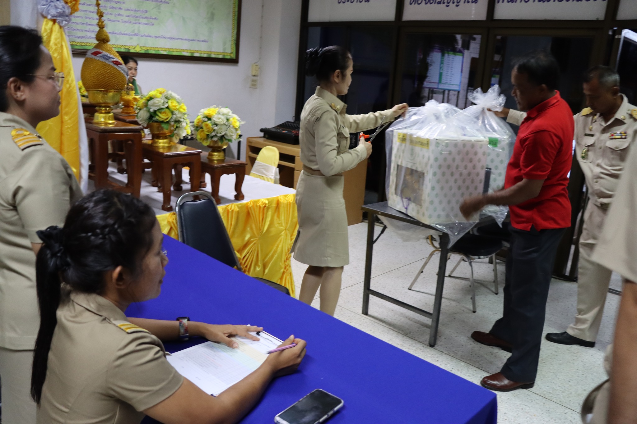 ภาพบรรยากาศการรับหีบบัตรและการรวมผลคะแนนเลือกตั้งสมาชิกสภาเทศบาลและนายกเทศมนตรีตำบลวังไผ่ ✅ คลิ๊ก Link ด้านล่างเพื่อดูข้อมูล👇