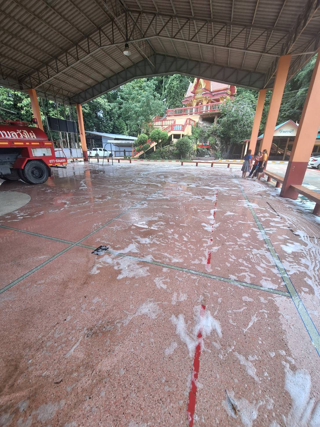 งานป้องกันและบรรเทาสาธารณภัย ลงพื้นที่ล้างพื้นทำความสะอาดพื้น บริเวณโรงเรียนเมืองชุมพรบ้านเขาถล่ม ✅ คลิ๊ก Link ด้านล่างเพื่อดูข้อมูล👇