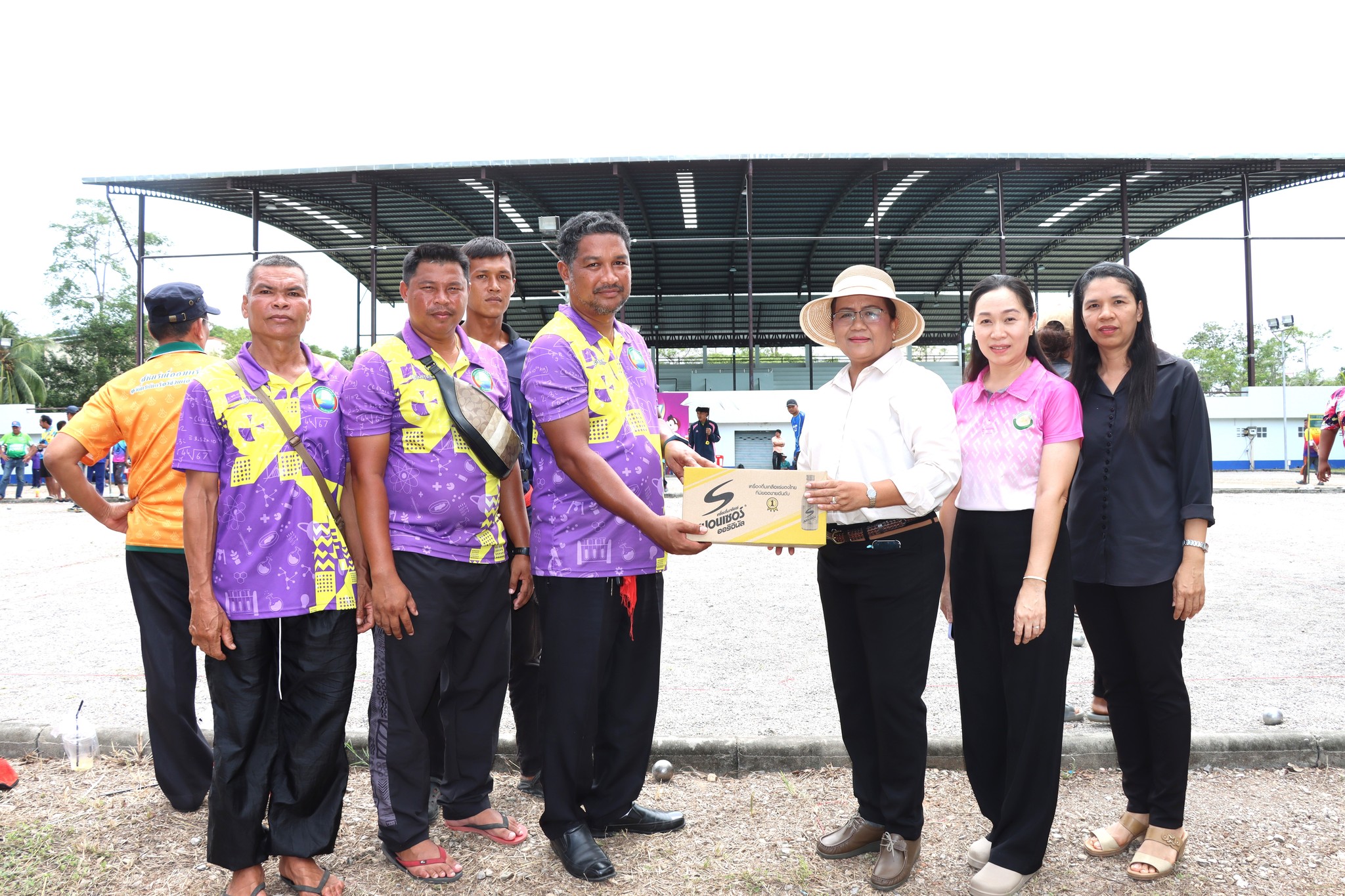 นางพรพณา ภิญโญศาสตร์ ปลัดเทศบาลปฏิบัติหน้าที่นายกเทศมนตรีตำบลวังไผ่ พร้อมด้วย พนักงานและเจ้าหน้าที่เทศบาลตำบลวังไผ่ ร่วมชมและเชียร์การแข่งขันกีฬาเปตอง ✅ คลิ๊ก Link ด้านล่างเพื่อดูข้อมูล👇
