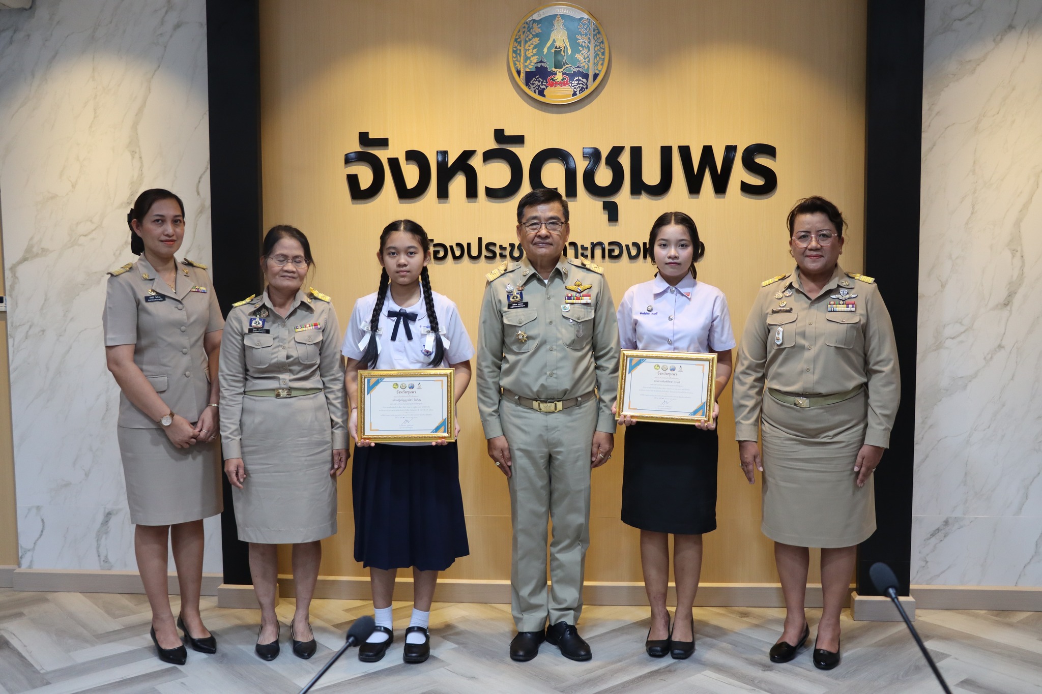 มอบดอกไม้แสดงความยินดีกับผู้ได้รับการคัดเลือกให้เป็นอาสาสมัครท้องถิ่นรักษ์โลก (อถล.) ดีเด่น ระดับจังหวัดชุมพร ประจำปี พ.ศ. 2568 ✅ คลิ๊ก Link ด้านล่างเพื่อดูข้อมูล👇