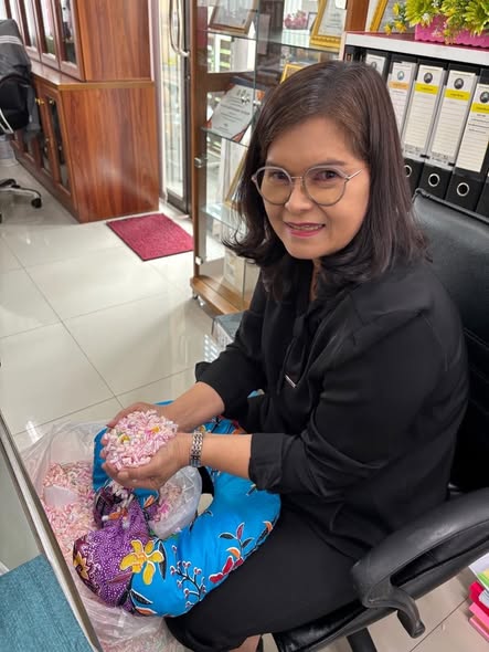 ตามที่กองสาธารณสุขเเละสิ่งแวดล้อมเทศบาลตำบลวังไผ่ ได้รับบริจาคหลอดกาแฟและผ้าชิ้น เพื่อจัดทำหมอนและที่นอนให้กับผู้ป่วยติดเตียงภายในเขตเทศบาลตำบลวังไผ่ หลังจากมีผู้ประสงค์บริจาคอุปกรณ์ดังกล่าว เจ้าหน้าที่ภายในกองสาธารณสุขและสิ่งแวดล้อมได้ช่วยกันจัดทำหมอนเเละที่นอน เพื่อนำไปบริจาคให้กับผู้ป่วยติดเตียง