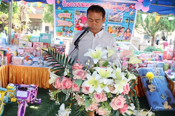 นายคันธ์ชิต อัมพะวัน นายกเทศมนตรีตำบลวังไผ่ ร่วมตักบาตรข้าวสาร-อาหารแห้ง ในโครงการจัดงานกิจกรรมครอบครัวอุ่นรักประจำปีงบประมาณ 2568 และร่วมอวยพรปีใหม่ให้กับผู้ร่วมงานและมอบของขวัญแก่เด็กๆ  ณ ศูนย์พัฒนาเด็กเล็กเทศบาลตำบลวังไผ่