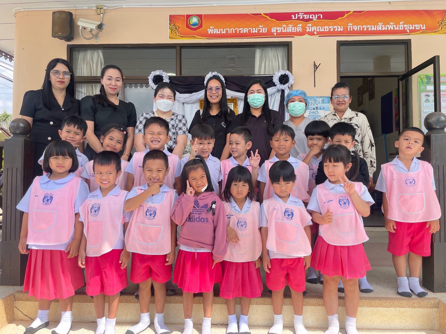 เทศบาลตำบลวังไผ่ ขอบคุณ คุณหมอจากโรงพยาบาลชุมพรเขตรอุดมศักดิ์  เข้าดำเนินการเคลือบฟลูออไรด์ให้กับเด็กเล็กในศูนย์พัฒนาเด็กเล็กเทศบาลตำบลวังไผ่ 🦷🪥