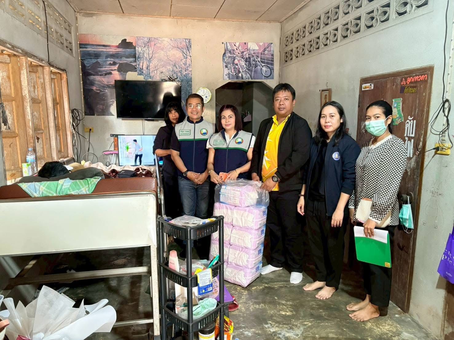 ลงพื้นที่ออกเยี่ยมและมอบของโครงการจัดการบริการดูแลระยะยาวด้านสาธารณสุขสำหรับผู้สูงอายุ และโครงการสนับสนุนผ้าอ้อมผู้ใหญ่