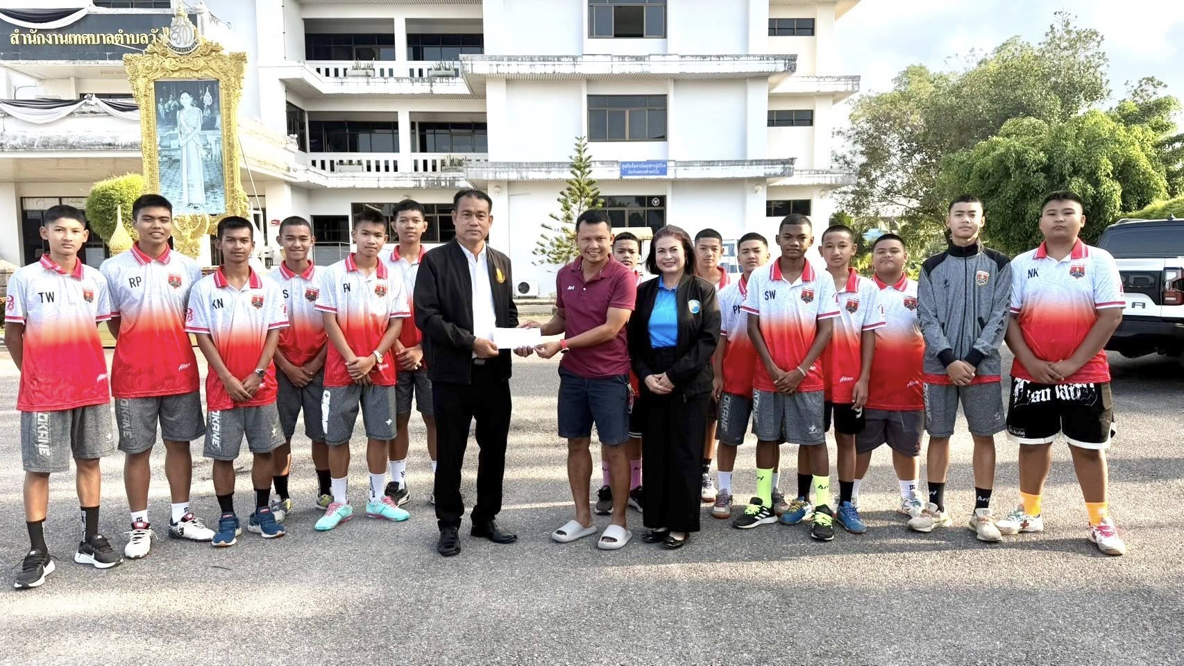มอบเงินสนับสนุนนักกีฬาฟุตบอล โรงเรียนเมืองชุมพรบ้านเขาถล่ม
