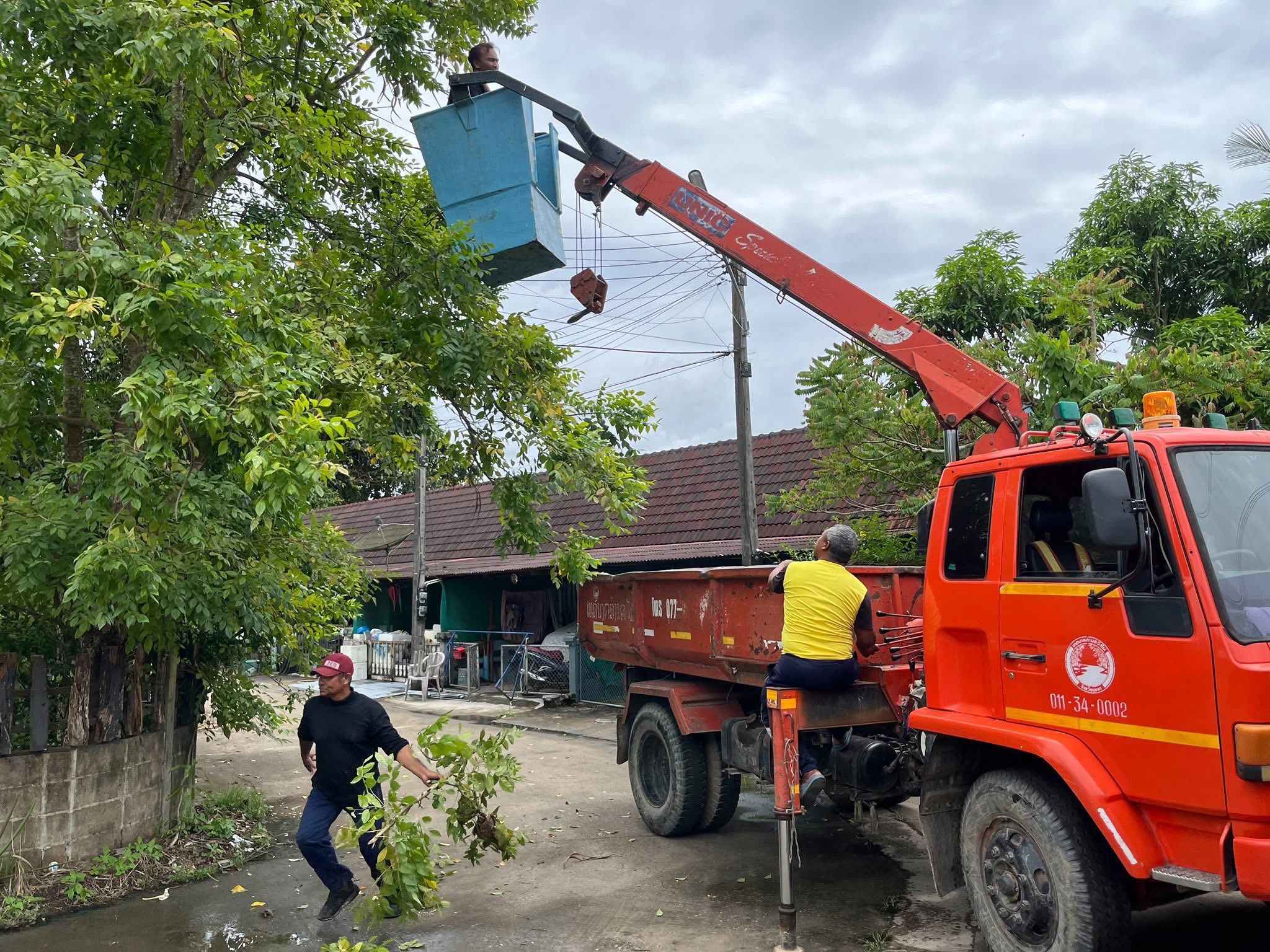 งานป้องกันและบรรเทาสาธารณภัย ลงพื้นที่ตัดต้นไม้ที่ยื่นล้ำแนวถนน