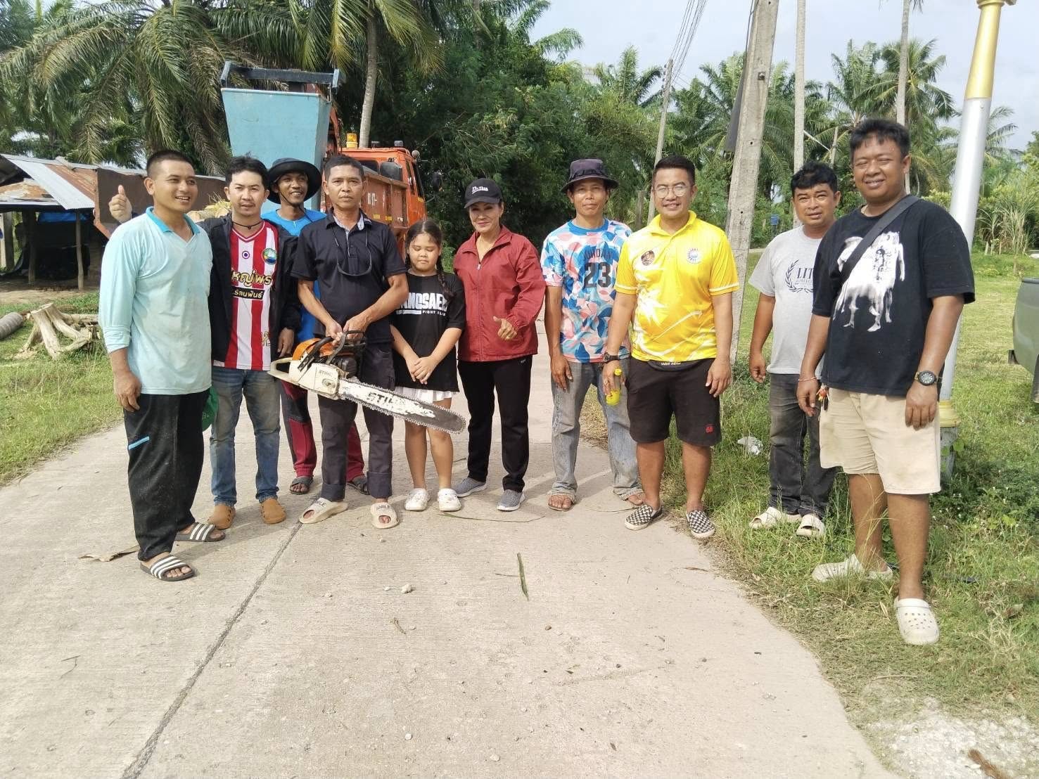 งานป้องกันและบรรเทาสาธารณภัย ลงพื้นที่ตัดต้นไม้ที่ยื่นล้ำถนน