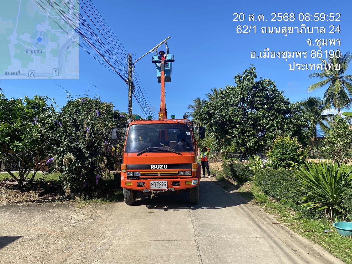 กองช่างลงพื้นที่เข้าซ่อมแซมไฟฟ้าส่องสว่างในเขตเทศบาลตำบลวังไผ่