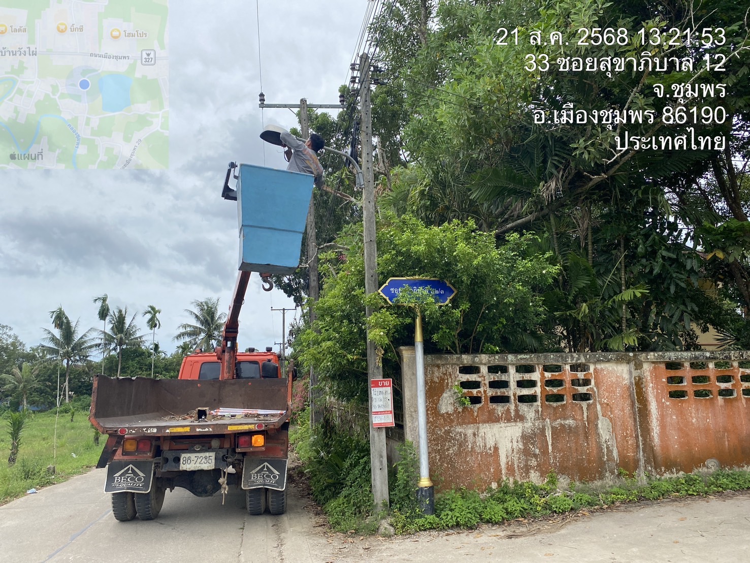 กองช่างลงพื้นที่ตัดหญ้าริมถนนและซ่อมแซมไฟฟ้าส่องสว่างในเขตเทศบาลตำบลวังไผ่