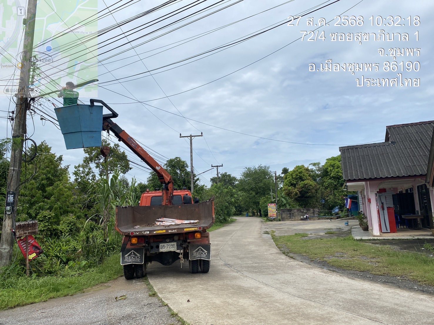 กองช่างลงพื้นที่เข้าซ่อมแซมไฟฟ้าส่องสว่างในเขตเทศบาลตำบลวังไผ่