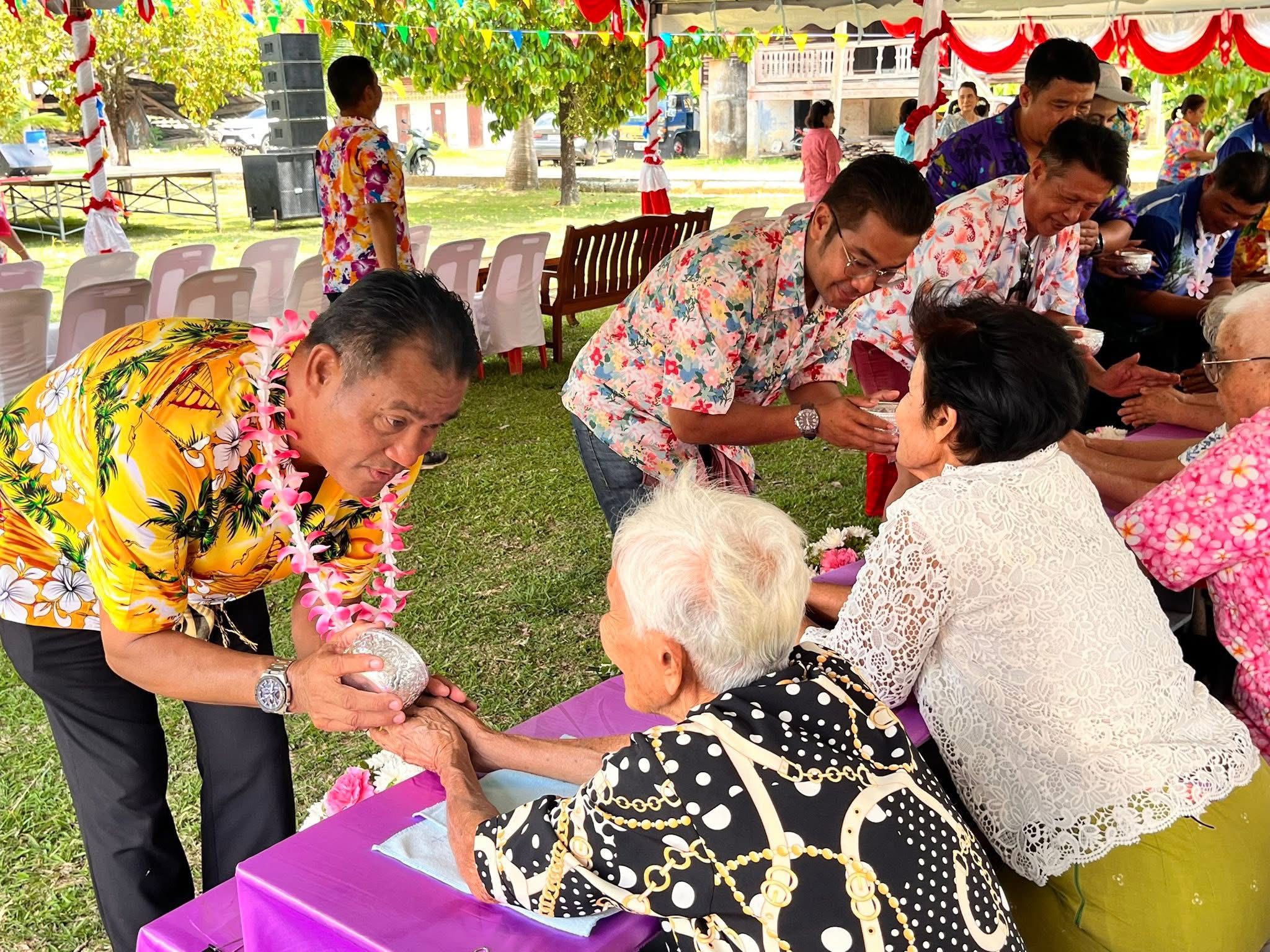 พิธีสรงน้ำพระและรดน้ำขอพรผู้สูงอายุ ณ วัดวังไผ่