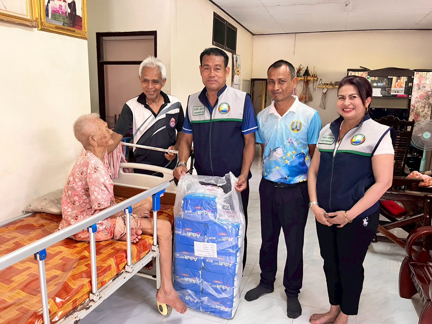 ลงพื้นที่ออกเยี่ยมและมอบของโครงการจัดการบริการดูแลระยะยาวด้านสาธารณสุขสำหรับผู้สูงอายุ และโครงการสนับสนุนผ้าอ้อมผู้ใหญ่