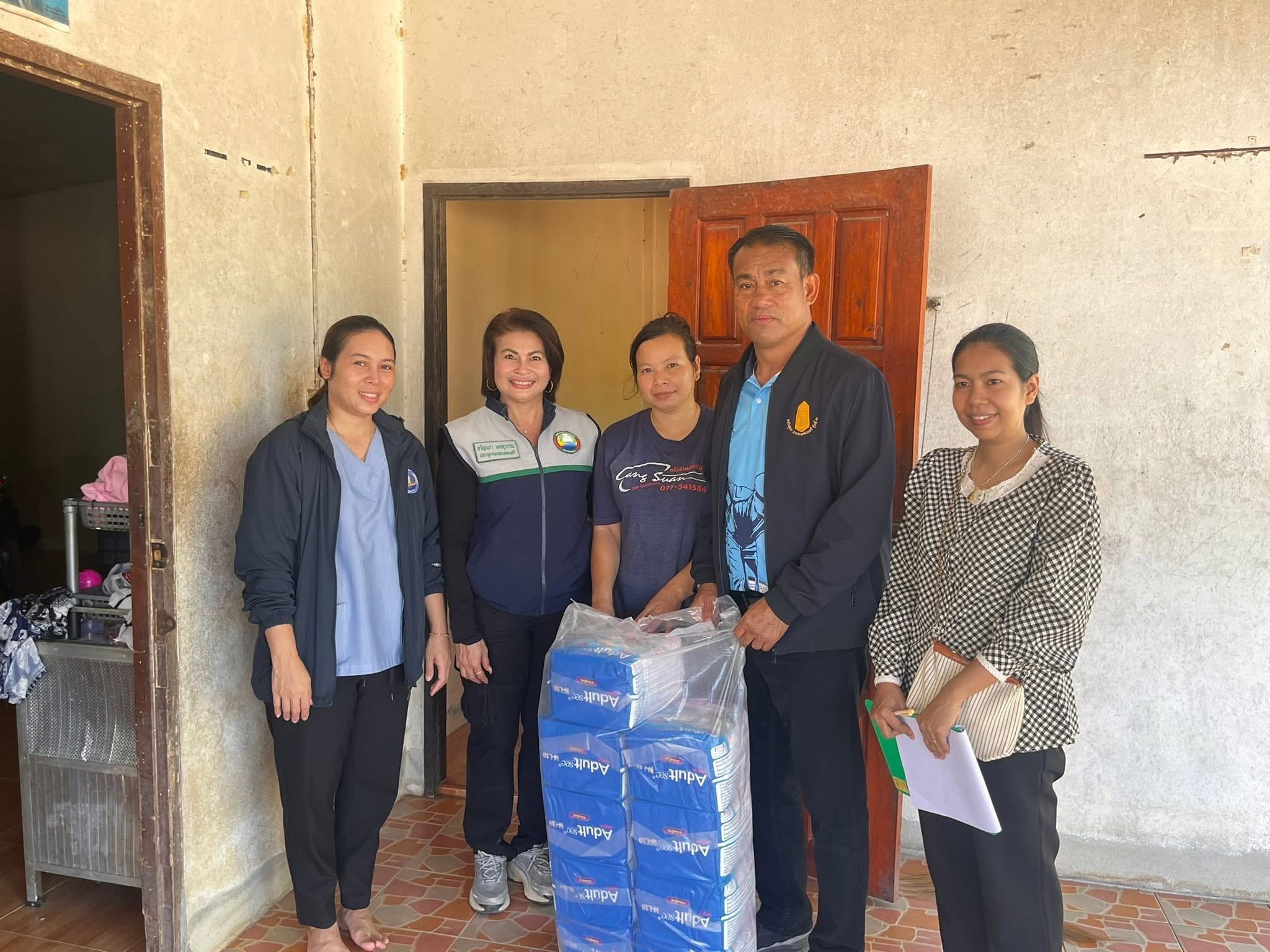 ออกเยี่ยมและมอบของโครงการจัดการบริการดูแลระยะยาวด้านสาธารณสุขสำหรับผู้สูงอายุ และโครงการสนับสนุนผ้าอ้อมผู้ใหญ่ในพื้นที่เทศบาลตำบลวังไผ่