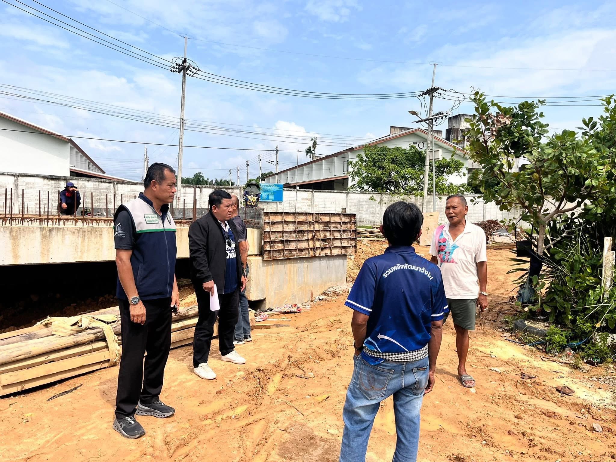 ลงพื้นที่เพื่อทำการสำรวจสภาพพื้นที่จริงและปัญหาเส้นทางการสัญจร บริเวณ พื้นที่หมู่ที่ 4 ต.วังไผ่