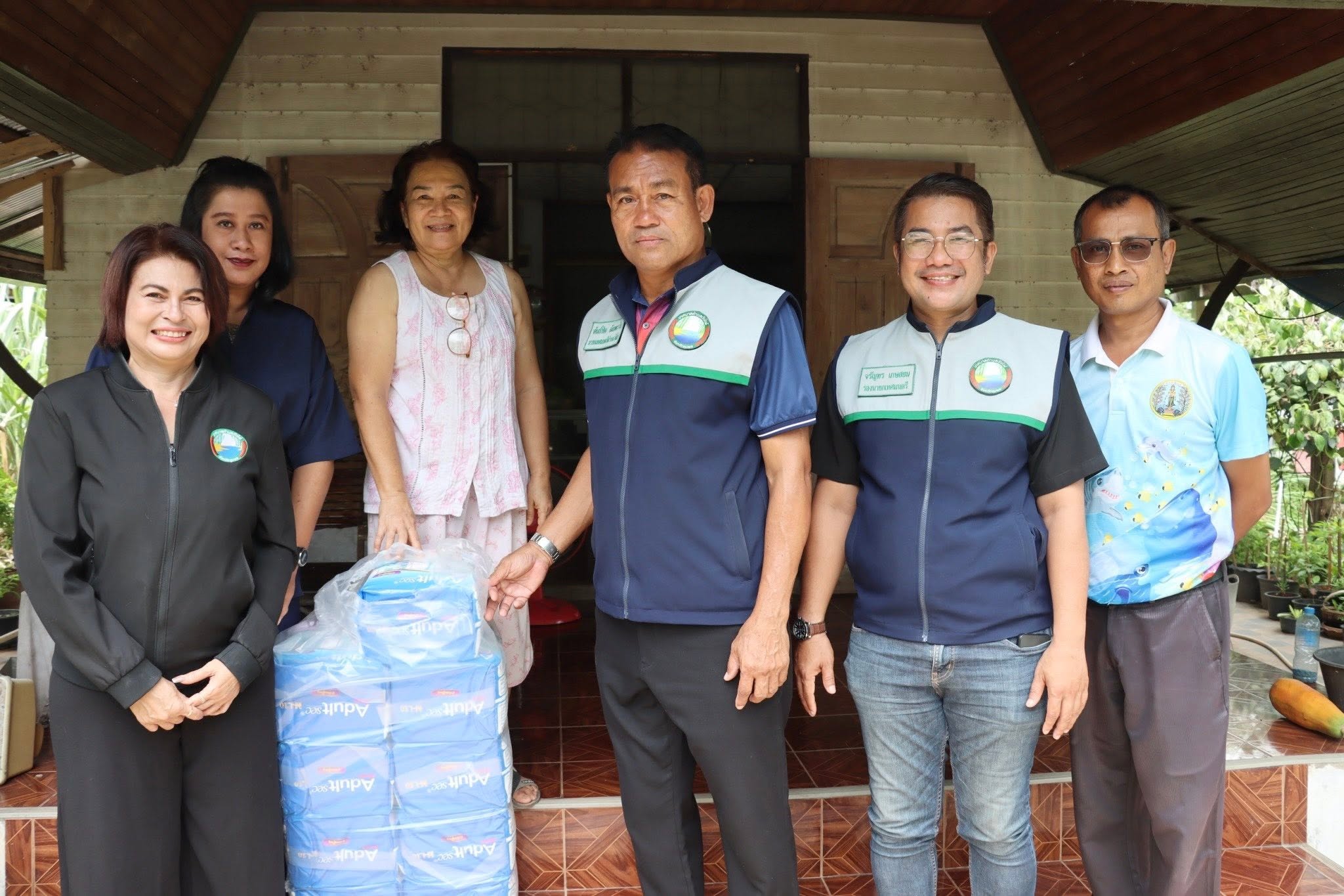 ออกเยี่ยมและมอบของโครงการจัดการบริการดูแลระยะยาวด้านสาธารณสุขสำหรับผู้สูงอายุ และโครงการสนับสนุนผ้าอ้อมผู้ใหญ่ในพื้นที่เทศบาลตำบลวังไผ่