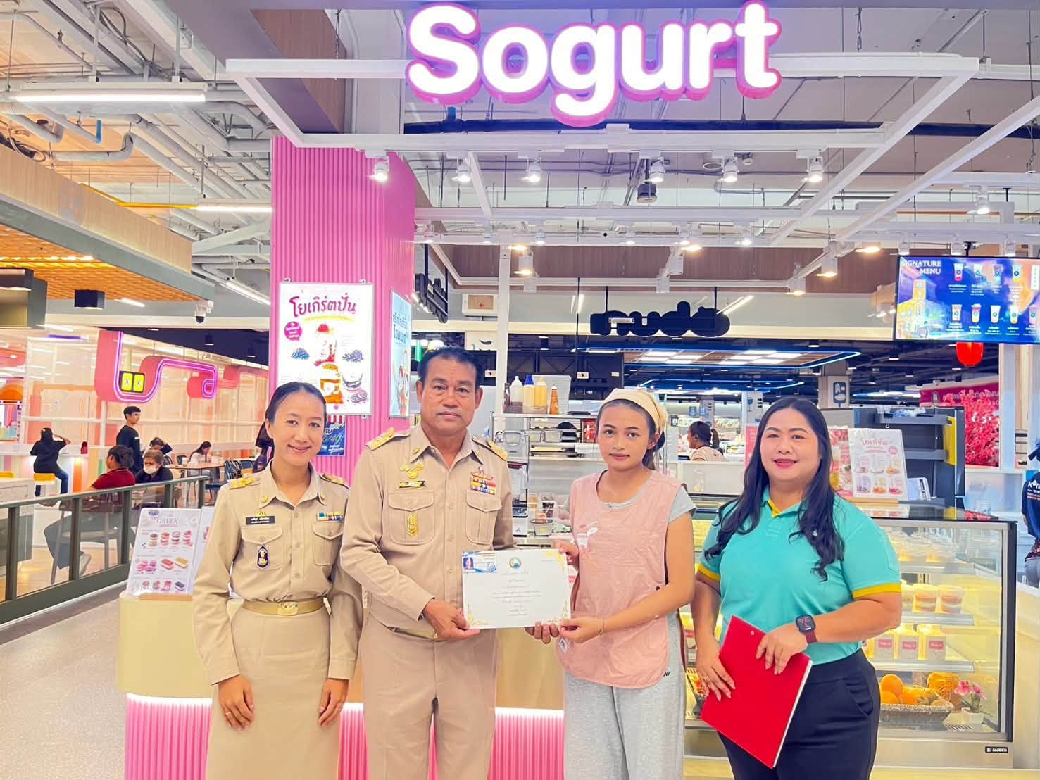 นายกเทศมนตรีตำบลวังไผ่มอบบัตรประจำตัวและประกาศนียบัตรรับรองแก่ ผู้ประกอบกิจการและผู้สัมผัสอาหาร ที่ผ่านการอบรมหลักสูตรสุขาภิบาลอาหารสำหรับผู้ประกอบกิจการและผู้สัมผัสอาหาร